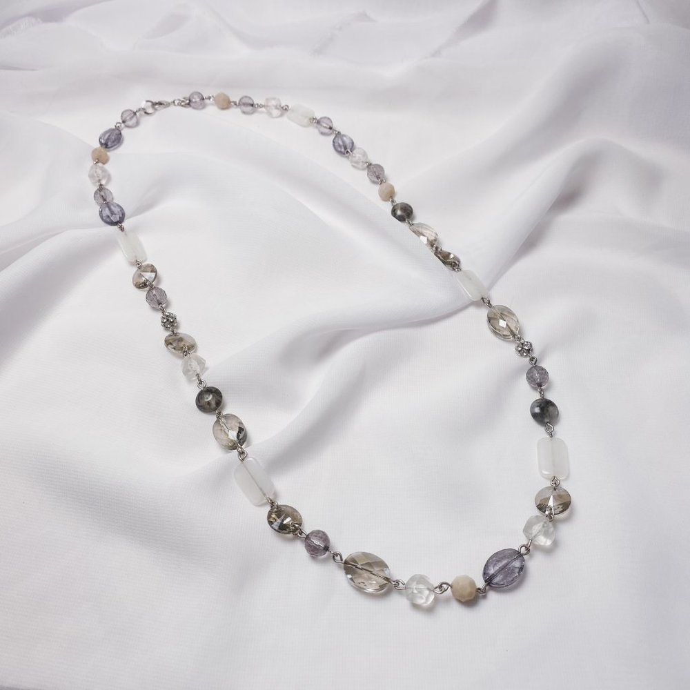 33" Ann Taylor Loft Grey White Neutral Beaded Acrylic Glass Silver Link Necklace - Picture 10 of 12
